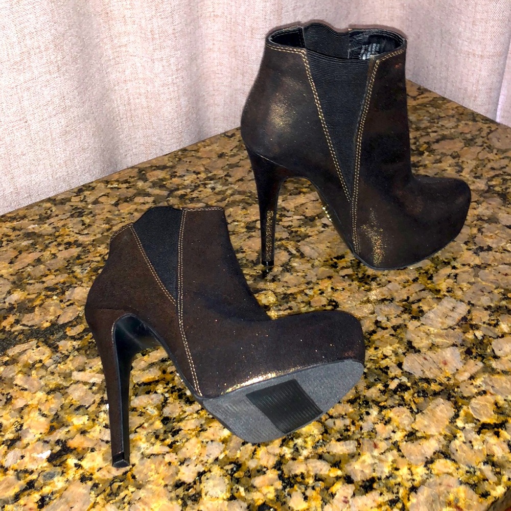 Slip On Black and Gold/Copper R&R Ankle Boots 5M NWOB